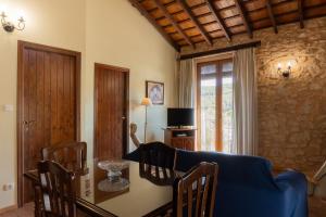 TV a/nebo společenská místnost v ubytování Apartamentos rurales La Alquería del Pilar