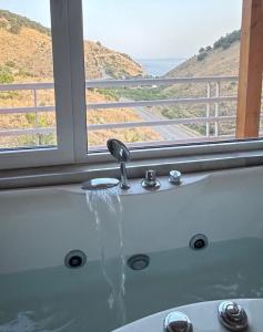 Nespecifikovaný výhled na hory nebo výhled na hory při pohledu z hotelu
