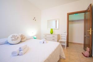 Un dormitorio con una cama con toallas. en Girasole, en Posada