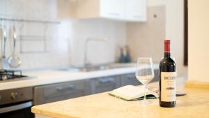 una botella de vino junto a una copa de vino en Girasole, en Posada 38 fotos más