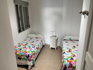 Postel nebo postele na pokoji v ubytování Mondrian!! Primera Línea Frontal Marina d'Or