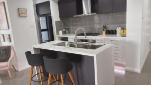 Una cocina o cocineta en Modern Luxury Nest 81 fotos más