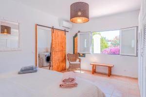 Giường trong phòng chung tại Sunset lover Cala Comte/ Cala Tarida/ Cala Bassa +18 ảnh