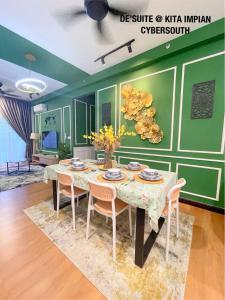 una sala da pranzo con tavolo e sedie di DE SUITE Kita Impian Cybersouth a Kampung Dengkil