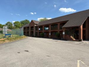 ストーク・オン・トレントにあるTollgate Hotel & Leisureの建物の前の空の駐車場