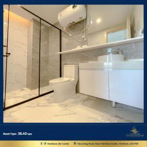 Un baño con ducha, inodoro y lavabo. en Vientiane Life Center Condo, en Vientiane