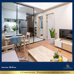 Una cocina y una sala con una mesa y un comedor. en Vientiane Life Center Condo, en Vientiane