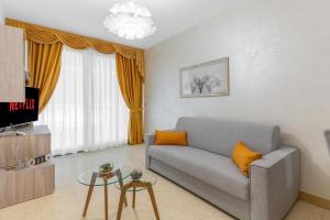 een woonkamer met een bank en een tafel bij Casa Royale al Relais Du Lac in Desenzano del Garda