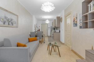 een woonkamer met een bank en een tafel bij Casa Royale al Relais Du Lac in Desenzano del Garda +29 foto's