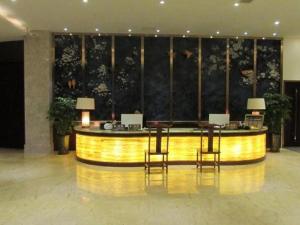 hol z recepcją z 2 krzesłami w obiekcie Dujiangyan Liwan Holiday Hotel w mieście Dujiangyan