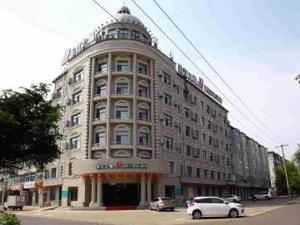 un grand bâtiment avec des voitures garées devant dans l'établissement Jinjiang Inn Yichun Water Park Branch, à Shuangzihe