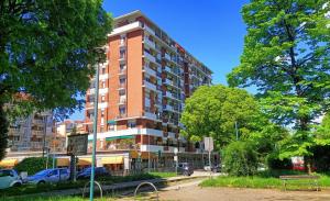 トリノにあるCasa sotto le stelleの駐車場に車が駐車されている高層ビル