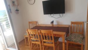 Televízia a/alebo spoločenská miestnosť v ubytovaní Apartments Neno