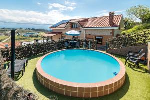 a large swimming pool in the yard of a house at La Centinela en Costa Quebrada in Miengo