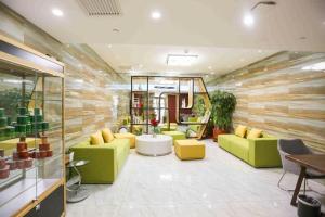 Chonpines Hotel Beijing Daxing Airport Caoqiao Metro Station的休息区