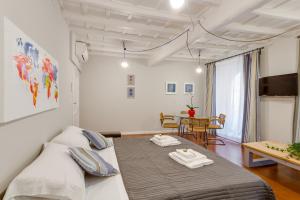 A bed or beds in a room at Rome as you feel - Grotta Pinta apartments