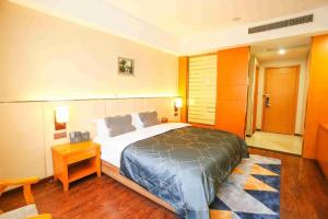 Chonpines Hotel Beijing Daxing Airport Caoqiao Metro Station客房内的一张或多张床位