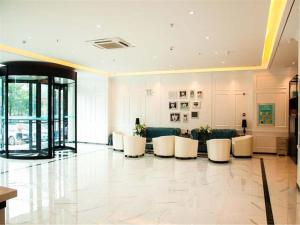 eine Lobby mit weißen Stühlen und einer Couch in der Unterkunft Xana Lite·Chengde Xinglong County in Xinglong + 266 Fotos