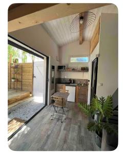 Il comprend une cuisine avec une table et du parquet. dans l'établissement Atelier, à Saint-Mandrier-sur-Mer 7 autres photos