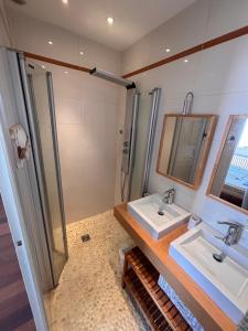 a bathroom with two sinks and a shower at Villa face mer - Le Pouliguen in Le Pouliguen