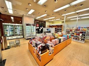 Supermarket nebo jiné obchody v  hotelu nebo okolí