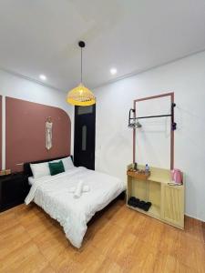 Postel nebo postele na pokoji v ubytování GoldenOne Đà Lạt