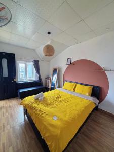 Postel nebo postele na pokoji v ubytování GoldenOne Đà Lạt