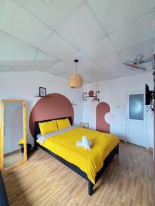 Postel nebo postele na pokoji v ubytování GoldenOne Đà Lạt