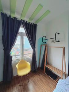 Postel nebo postele na pokoji v ubytování GoldenOne Đà Lạt