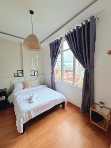 Postel nebo postele na pokoji v ubytování GoldenOne Đà Lạt
