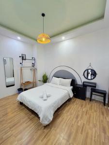 Postel nebo postele na pokoji v ubytování GoldenOne Đà Lạt