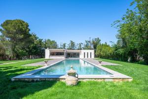 a swimming pool in the yard of a house at Luxueux domaine au cœur des alpilles in Fontvieille