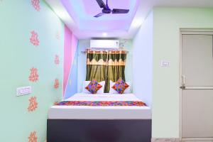 Postel nebo postele na pokoji v ubytování FabHotel JBL - Near Kolkata Airport