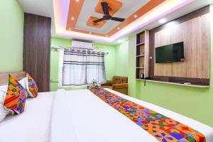 TV a/nebo společenská místnost v ubytování FabHotel JBL - Near Kolkata Airport