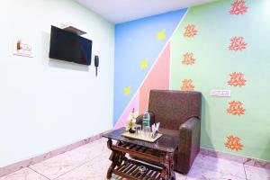 TV a/nebo společenská místnost v ubytování FabHotel JBL - Near Kolkata Airport