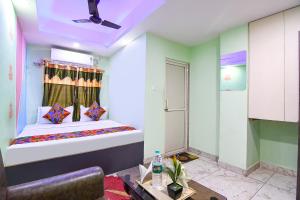 Postel nebo postele na pokoji v ubytování FabHotel JBL - Near Kolkata Airport
