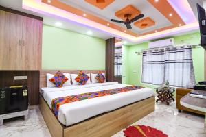 Postel nebo postele na pokoji v ubytování FabHotel JBL - Near Kolkata Airport