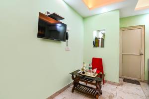 TV a/nebo společenská místnost v ubytování FabHotel JBL - Near Kolkata Airport + 23 fotografií