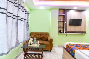 TV a/nebo společenská místnost v ubytování FabHotel JBL - Near Kolkata Airport