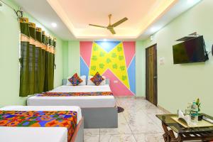 Postel nebo postele na pokoji v ubytování FabHotel JBL - Near Kolkata Airport