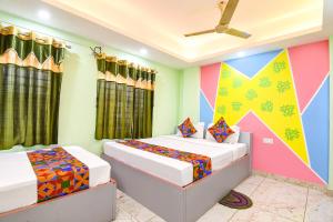 Postel nebo postele na pokoji v ubytování FabHotel JBL - Near Kolkata Airport