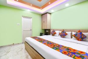 Postel nebo postele na pokoji v ubytování FabHotel JBL - Near Kolkata Airport