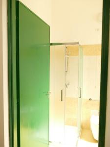 un bagno con doccia in vetro e WC di Affitta camere ALMA MATER a Castrignano del Capo