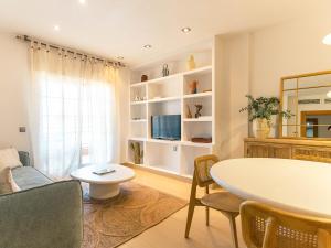 una sala de estar con un sofá y una mesa en Con alma y sal, en Aguadulce