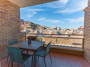 Una mesa y sillas en un balcón con vista. en Con alma y sal, en Aguadulce