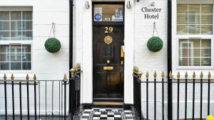 una puerta delantera de una casa con un cartel en ella en Chester Hotel en Londres