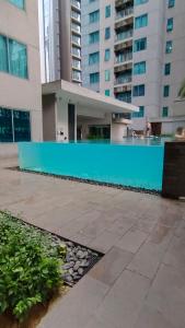 吉隆坡Summer Suites KLCC by CozyNest的大楼前的游泳池