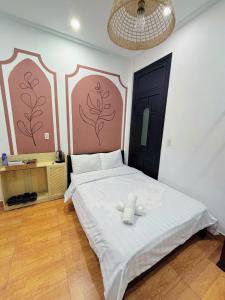 Postel nebo postele na pokoji v ubytování GoldenOne Đà Lạt