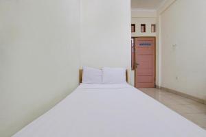 Postel nebo postele na pokoji v ubytování OYO Life 93662 Kost Pak Budi + 23 fotografií