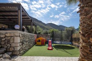 Ο χώρος παιχνιδιού για παιδιά στο Seaview Villa Marije, By Idealstay Experience